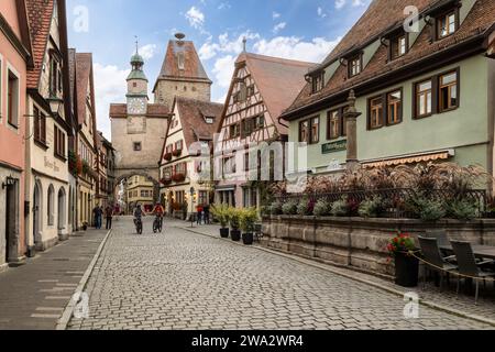 Enge Straße mit historischen Fachwerkhäusern in der Stadt Rothenburg ob der Tauber. Stockfoto