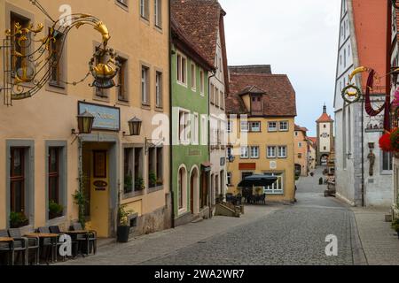 Mittelalterliche kleine Straße in der historischen deutschen Stadt Rothenburg ob der Tauber in Bayern. Stockfoto