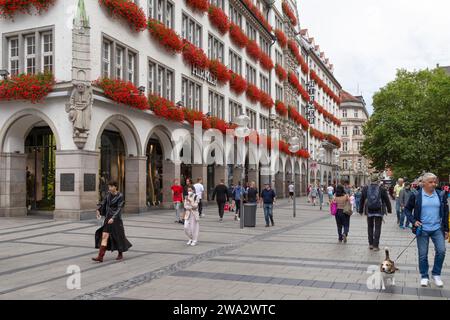 Beliebte Einkaufsstraße Kaufingerstraße, eine der ältesten Straßen Münchens und eine der wichtigsten Einkaufsstraßen Münchens. Stockfoto