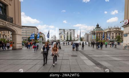 Blick auf den großen und berühmten Karlsplatz (Stachus) im Zentrum von München. Stockfoto