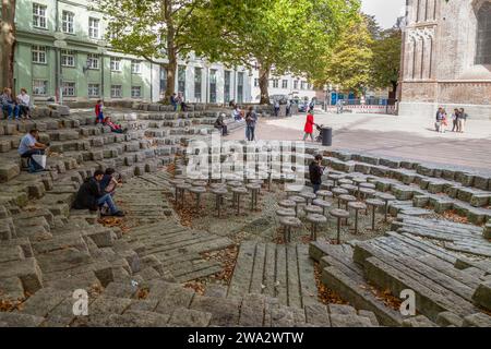 Die Menschen genießen den Wasserpilz Brunnen auf dem Frauenplatz vor der Frauenkirche in München. Stockfoto