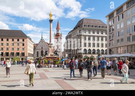 Marienplatz mit dem Alten Rathaus und dem Talburger Tor im Hintergrund, München-Altstadt, Bayern. Stockfoto