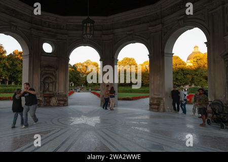 Abends tanzen die Menschen im Pavillon im Hofgarten in München. Stockfoto