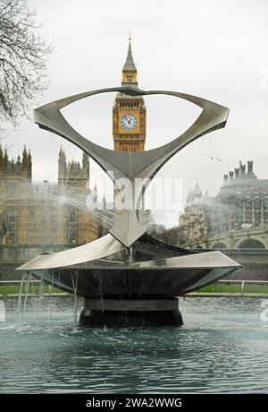 Drehtorsionsbrunnen - Naum Gabo - London Stockfoto