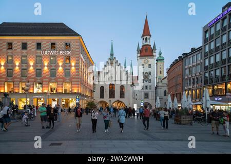 Marienplatz mit dem Alten Rathaus und dem Talburger Tor im Hintergrund, München-Altstadt, Bayern. Stockfoto