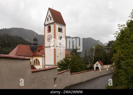 Katholische Pfarrkirche St. Mang am Fuße des Hochschlosses in Füssen in Deutschland. Stockfoto