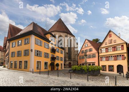 Mittelalterliche Stadt mit bunten Häusern in der Altstadt von Dinkelsbühl, Bayern, Deutschland. Stockfoto