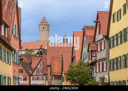Farbenfrohe alte historische Fachwerkhäuser im Zentrum der malerischen deutschen Stadt Dinkelsbühl. Stockfoto