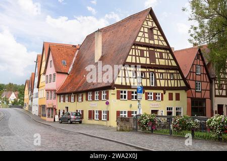 Straße mit bunten Gebäuden im historischen Stadtteil Dinkelsbühl in Deutschland. Stockfoto