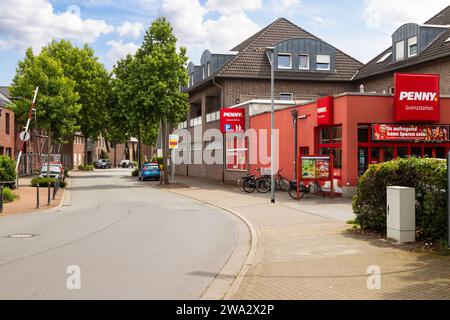 Ein Supermarkt mit Preisnachlass an der deutsch-niederländischen Grenze in der Nähe des niederländischen Dorfes Dinxperlo. Penny oder International Penny Market, ist ein billiger Supermark Stockfoto