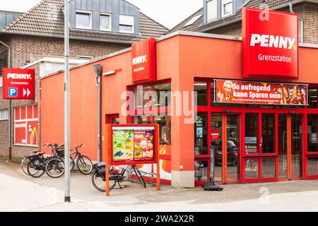 Eintritt zum Penny Discount Supermarkt an der deutsch-niederländischen Grenze im niederländischen Dorf Dinxperlo. Penny oder International Penny Market, ist billig Stockfoto