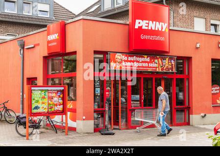 Eintritt zum Penny Discount Supermarkt an der deutsch-niederländischen Grenze im niederländischen Dorf Dinxperlo. Penny oder International Penny Market, ist billig Stockfoto