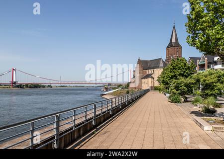 Rheinpromenade in der deutschen Stadt Emmerich mit Blick auf die Rheinbrücke. Stockfoto