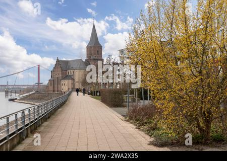 Promenade entlang des Rheins mit Blick auf St. Martins Kirche in Emmerich, Deutschland. Stockfoto