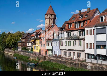 Alter Wachturm entlang der Tauber in der kleinen Stadt Wertheim in Bayern. Stockfoto