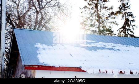 Sonnenuntergang hinter der alten Scheune Stockfoto