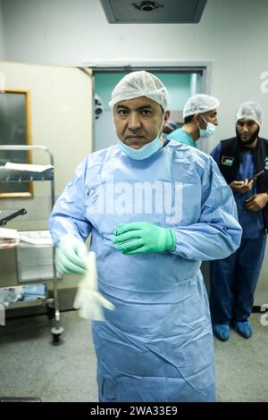 Khan Yunis, Gaza. Dezember 2023 31. Der amerikanische Chirurg Imad macht sich bereit, am Montag, 1. Januar 2024, einen Patienten in einem Operationssaal des Europäischen Krankenhauses in Khan Yunis im südlichen Gazastreifen zu operieren. Chirurg Imad kam, begleitet von einer Gruppe von Ärzten, vom Grenzübergang Rafah zu Ägypten nach Gaza, um chirurgische Operationen für Palästinenser durchzuführen, die im Krieg verletzt wurden. Foto: Ismael Mohamad/UPI Credit: UPI/Alamy Live News Stockfoto