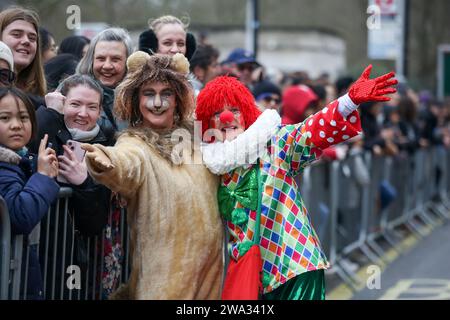 London, Großbritannien. Januar 2024. Die Menschen nehmen am 1. Januar 2024 an der jährlichen Neujahrsparade in London Teil. Quelle: Xinhua/Alamy Live News Stockfoto