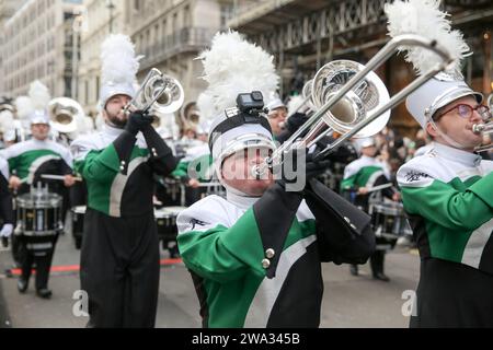 London, Großbritannien. Januar 2024. Die Menschen nehmen am 1. Januar 2024 an der jährlichen Neujahrsparade in London Teil. Quelle: Xinhua/Alamy Live News Stockfoto