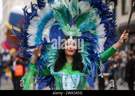 London, Großbritannien. Januar 2024. Eine Frau nimmt an der jährlichen Neujahrsparade in London, Großbritannien, am 1. Januar 2024 Teil. Quelle: Xinhua/Alamy Live News Stockfoto