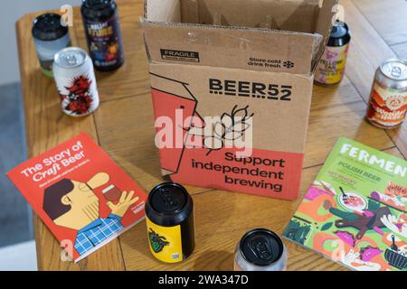 Eine Beer52-Schachtel mit Bieren. Beer52 ist ein britischer Craft-Beer-Abonnementclub. Thema: Zu Hause trinken, Craft-Biere, unabhängige Brauerei unterstützen Stockfoto