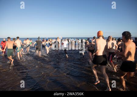 Edinburgh, Großbritannien. Januar 2024. Edinburgh. Schottland 1. Januar 2024. Schwimmer in Portobello nehmen den Neujahrstag Dip Picture Credit: Pako Mera/Alamy Live News Stockfoto