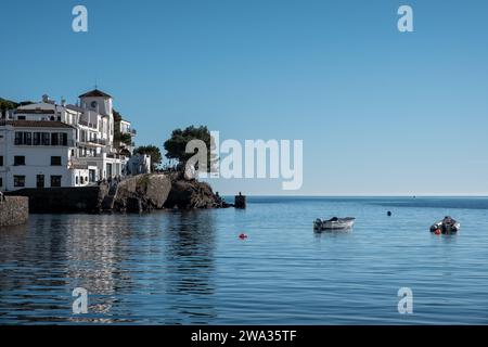 Ruhiges Meer entlang der Küste in Cadaques in Spanien an einem schönen Tag Stockfoto