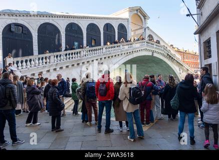 Touristenmassen am Ufer des Canale Grande an der Rialtobrücke, Venedig, Italien Stockfoto