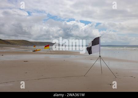 Surfbrett für Rettungsschwimmer am Newgale Beach, geeignet für Kitesurfen Stockfoto