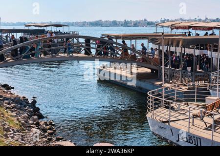 Luxor, Ägypten - 26. Dezember 2023: Traditionelle Motorferien an einem Pier entlang des Nils Stockfoto