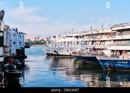 Luxor, Ägypten - 26. Dezember 2023: Traditionelle Motorferien an einem Pier entlang des Nils Stockfoto