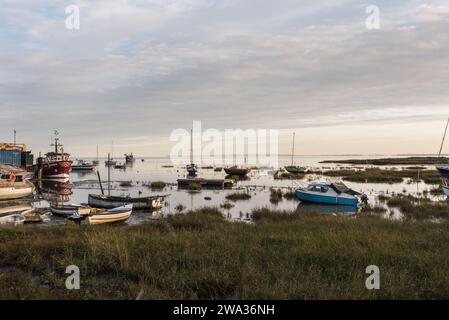 Vertäute Boote in Leigh on Sea, Essex bei Flut Stockfoto