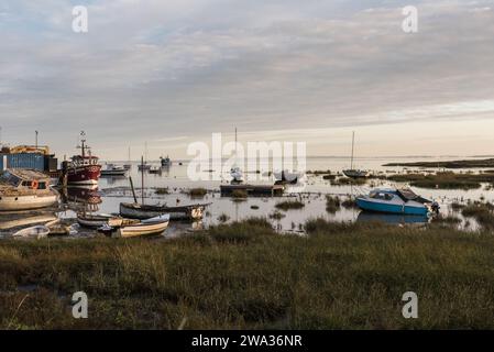 Vertäute Boote in Leigh on Sea, Essex bei Flut Stockfoto