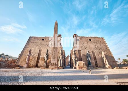 Luxor, Ägypten - 26. Dezember 2023: Haupteingang des Luxor-Tempels, erster Pylon mit Obelisken und Statuen von Ramesses II Stockfoto