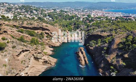 Drohnenflug über die Bucht von Calanque de Figuerolles, Konglomerat-Klippen und Kiesstrand, 5071 Av. Figuerolles, La Ciotat, Provence, Frankreich. Stockfoto