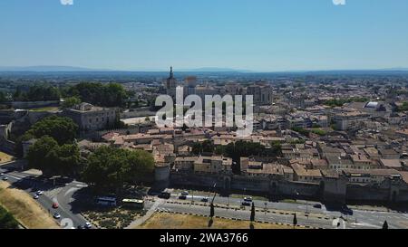 Luftbild-Drohnenaufnahme des historischen Stadtzentrums von Avignon, des Palais des Papes, der Ufer des Rhône und der mittelalterlichen Stadtmauern, Vaucluse, Frankreich. Stockfoto