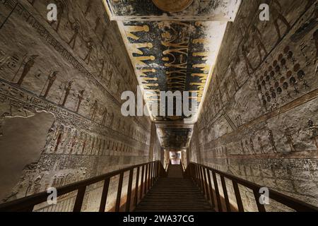 Luxor, Ägypten - 2. Januar 2024: Bunte Hieroglyphen an der Mauer im Grab von Ramesses V. und Ramesses VI, KV9, Tal der Könige Stockfoto