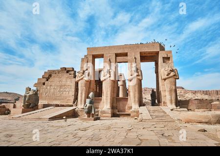 Luxor, Ägypten – Dezember 2023: Das Ramesseum ist der Gedenktempel oder Leichentempel des Pharao Ramesses II Es befindet sich in der thebanischen Nekropole Stockfoto