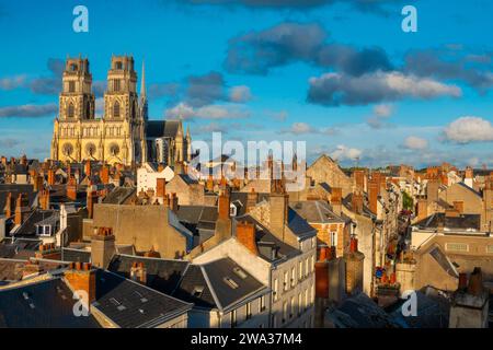 Frankreich, Loiret (45), Orleans, Blick von den Dächern des historischen Zentrums der Stadt mit der Sainte-Croix Kathedrale Straße Stockfoto