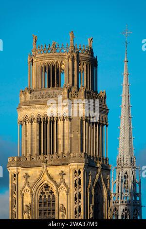 Frankreich, Loiret (45), Orleans, die Kathedrale Sainte-Croix mit ihrem Südturm und ihrem Turm Stockfoto