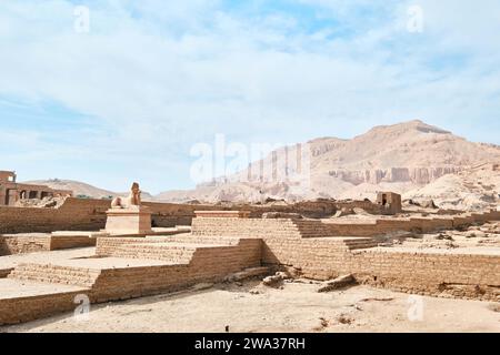 Luxor, Ägypten – 26. Dezember 2023: Die Nekropole von Scheich Abd al-Qurna, oder das Tal der Adligen, am westlichen Nilufer Stockfoto