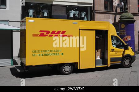 NÜRNBERG, DEUTSCHLAND – CA. JUNI 2022: DHL Courier Van Stockfoto