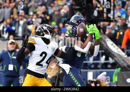 31. Dezember 2023: Der Seattle Seahawks Wide Receiver DK Metcalf (14) versucht, einen Touchdown zu holen, als Joey Porter Jr. (24) während des NFL Football-Spiels zwischen den Pittsburgh Steelers und Seattle Seahawks in Seattle verteidigt. Pittsburgh besiegte Seattle mit 30:23. Steve Faber/CSM Stockfoto