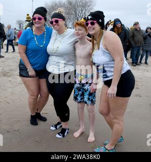 Racine, Wisconsin, USA. Januar 2024. Badende posieren für Fotos, bevor sie am Noon New YearÃs Day in Racine, Wisconsin, zum 35. Jährlichen Splash and Dash Polar Plunge in den Lake Michigan rennen. Die Lufttemperatur betrug 30 Grad, aber der windchill war 20 Grad und die Wassertemperatur 42 Grad. Das gesammelte Geld wird an drei Wohltätigkeitsorganisationen verteilt. Eine Bar hat $11.000. Quelle: ZUMA Press, Inc./Alamy Live News Stockfoto