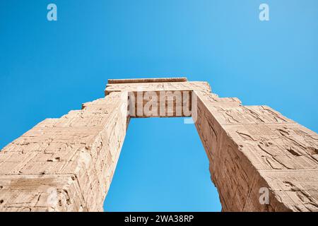 Qena, Ägypten - 27. Dezember 2023: Tor von Domitian und Trajan, nördlicher Eingang des altägyptischen Tempels von Hathor in Dendera Stockfoto