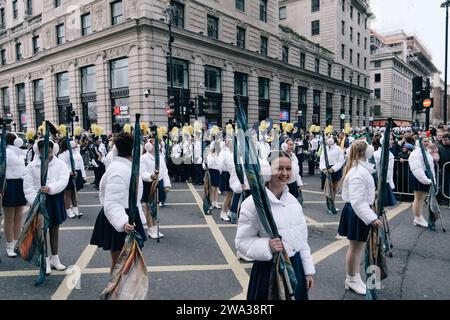 London, Großbritannien. 1. Januar 2024 die Neujahrsparade findet im Zentrum Londons statt, an der marschierende Bands, Vertreter des Stadtbezirks einschließlich Bürgermeister und Gemeinden aus ganz Großbritannien teilnehmen. Die Parade ist der Beginn eines neuen Jahres und bietet eine breite Präsentation der Kultur und Gemeinschaft, die London repräsentiert. © Simon King/Alamy Live News Stockfoto