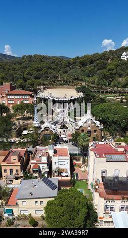 Drohnenaufnahmen von Parc Güell in Barcelona, Spanien, ikonische Mosaikterrasse von Antoni Gaudí, Echsenformige Serpentinenbank und Panoramablick auf die Stadt Stockfoto