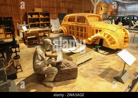 Im Inneren des Toyota Memorial Museum of Industry and Technology mit einer Ausstellung, die die Herstellung des Toyota AA-Modells von Hand zeigt. Stockfoto