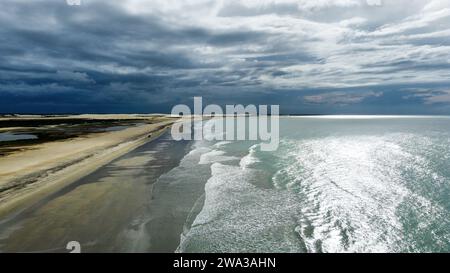 Das Meer mit seinen Farbtönen in Jeriocoacoara in Brasilien, der Strand von Pedra Furada, die Sanddünen und die lange felsige Küste Stockfoto