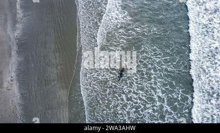 Das Meer mit seinen Farbtönen in Jeriocoacoara in Brasilien, der Strand von Pedra Furada, die Sanddünen und die lange felsige Küste Stockfoto